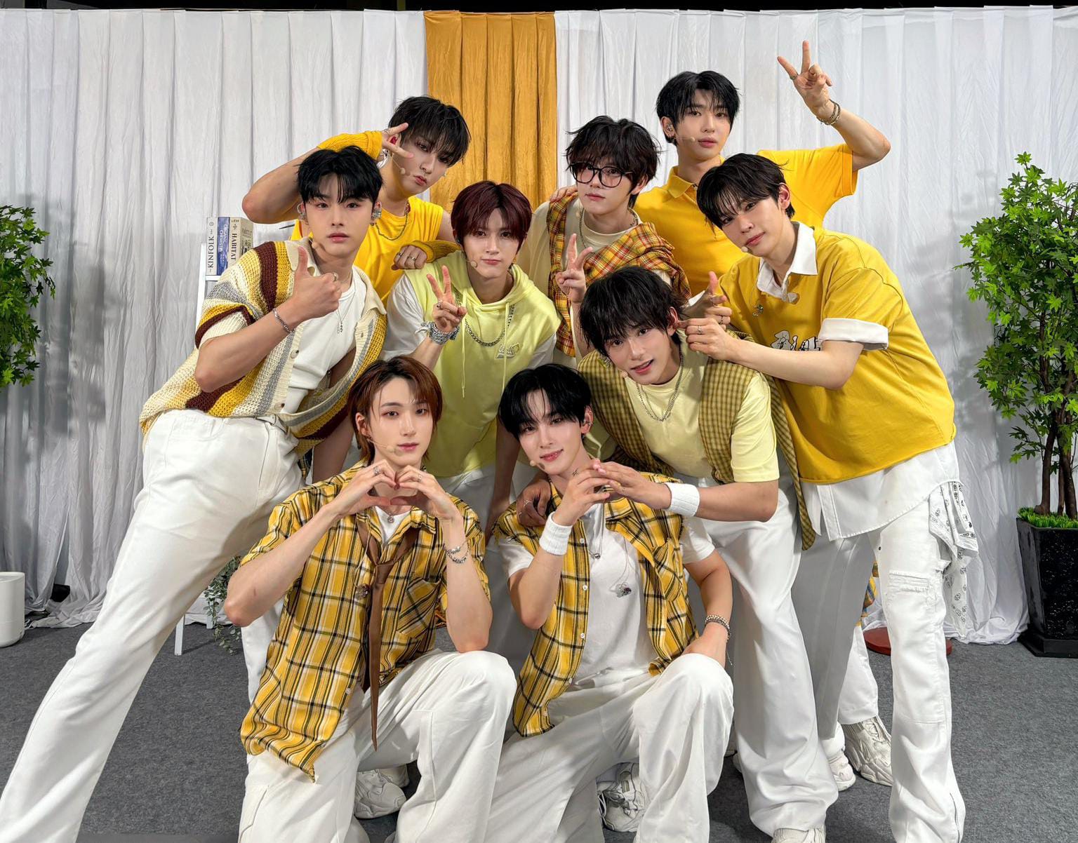 Boygrup asal korea selatan Xodiac yang salah satu membernya berasal dari Indonesia yaitu Zayyan