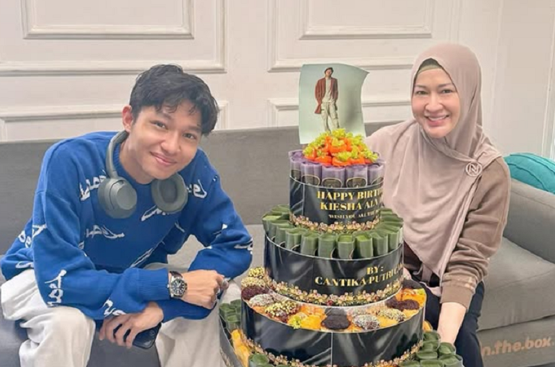 Kiesha Alvaro bersama ibunya, Okie Agustina