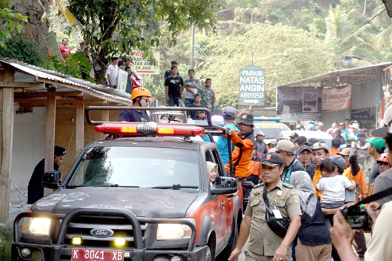 PROSES PANJANG: Tim gabungan berhasil mengevakuasi korban meninggal saat pendakian ke Puncak Natasangin di Desa Rahtawu