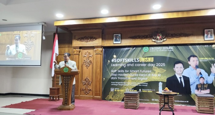 Rektor Unisnu Jepara, Prof. Dr. H. Abdul Djamil, M.A., secara resmi membuka acara.