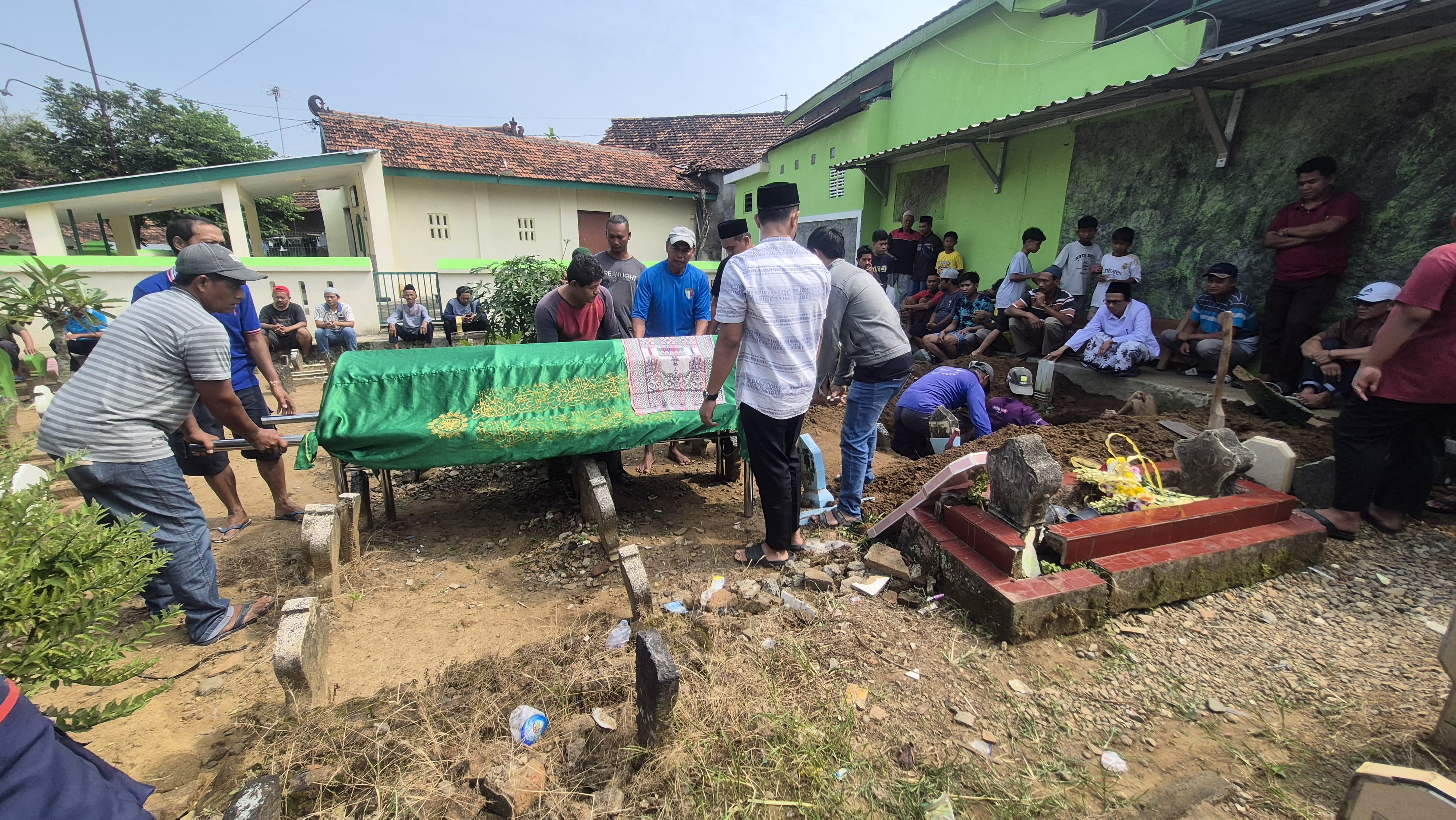 &nbsp;EVAKUASI: Petugas Polres Demak saat mengevakuasi korban di areal persawahan Desa Wonoketingal, Kecamatan Karanganyar, Demak.