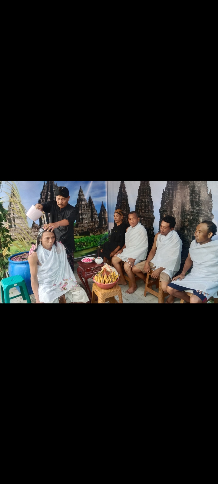 PROSESI : Sesepuh Kumpulan Jawa di Lasem melaksanakan ruwatan pada Rabu (25/6).