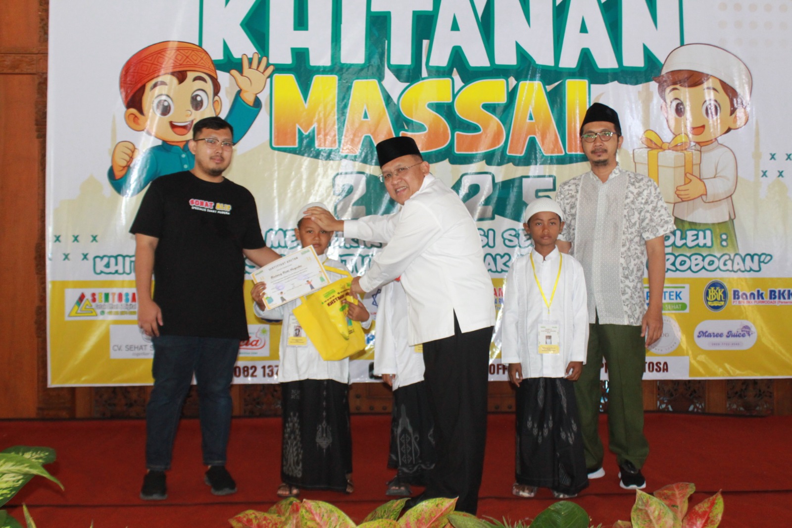 SUNATAN MASSAL &ndash; Wakil Bupati Grobogan Sugeng Prasetyo bersama pimpinan KSP Pembiayaan Syariah Sentosa dan KSU Sentosa Mustofa foto bersama dengan 50 anak yang mengikuti sona