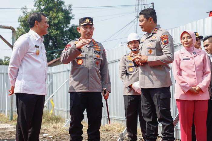 AKRAB:&nbsp;Gubernur Jawa Tengah Ahmad Luthfi berbincang dengan&nbsp;Kapolri Jenderal Polisi Listyo Sigit Prabowo saat menghadiri acara groundbreaking pembangunan gedung SPPG 24 Polres jajaran Polda Jateng.
