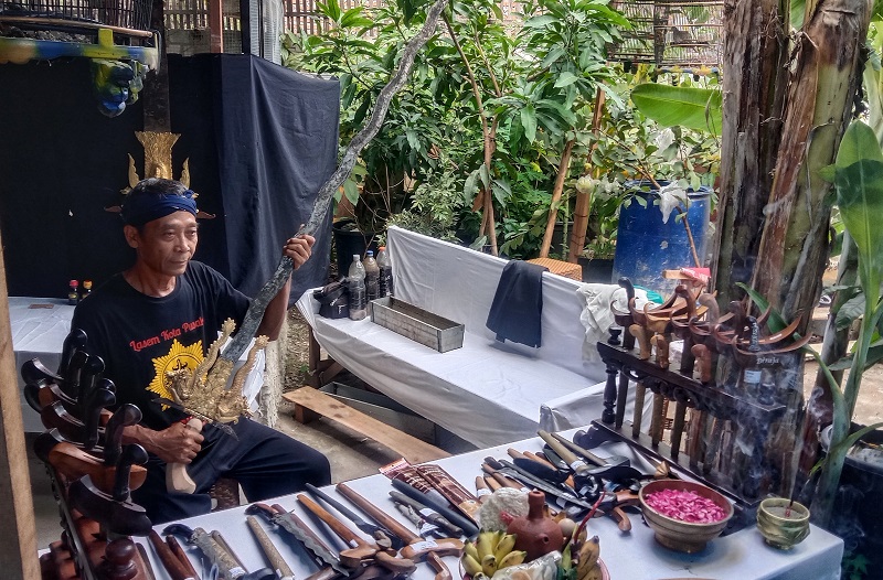KERIS RAKSASA : Abdul Wahab, anggota Kumpulan Jawa, Lasem membawa keris Naga Puspa yang berukuran sekitar 1,8 meter.