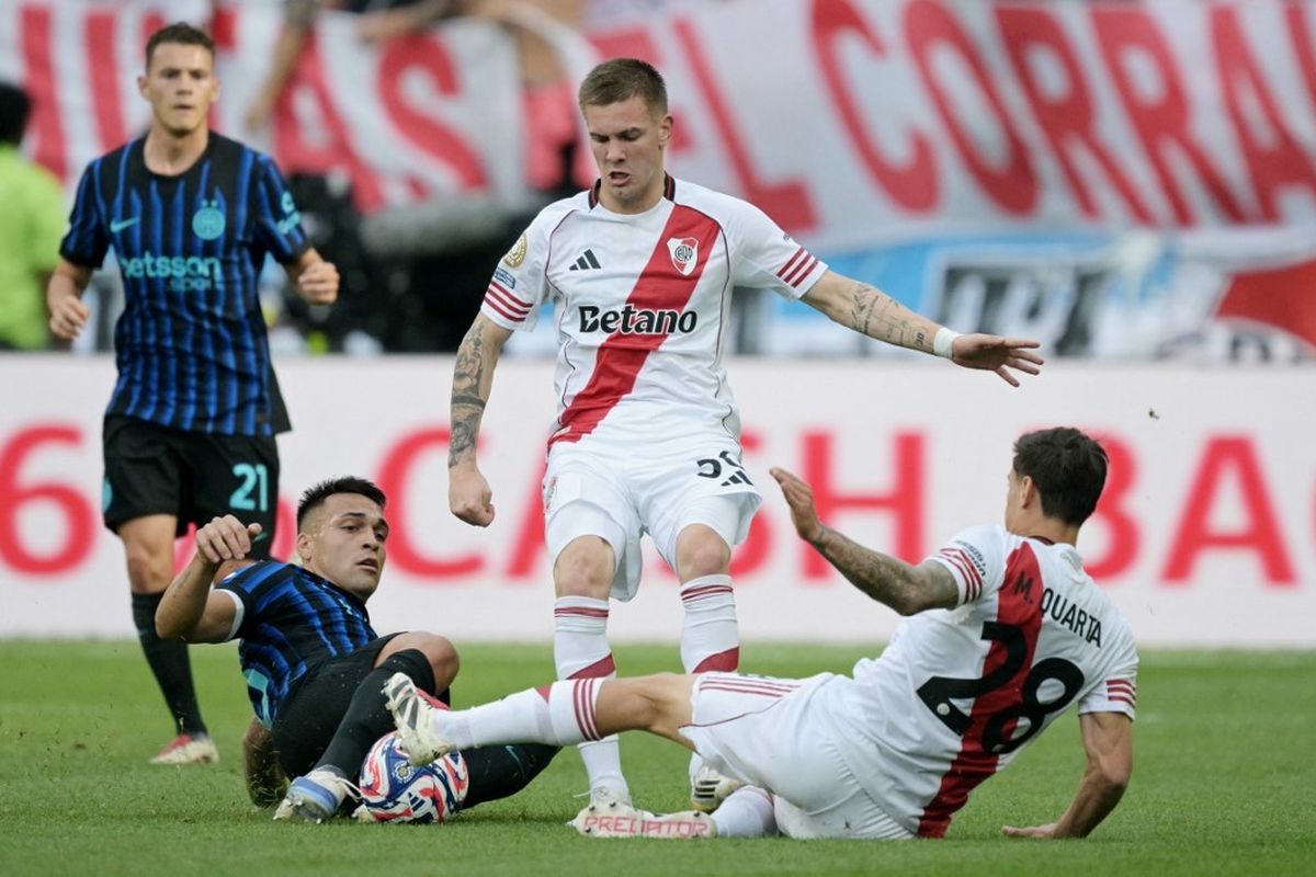 Pemain Inter Milan sedang berduel dengan pemain River Plate