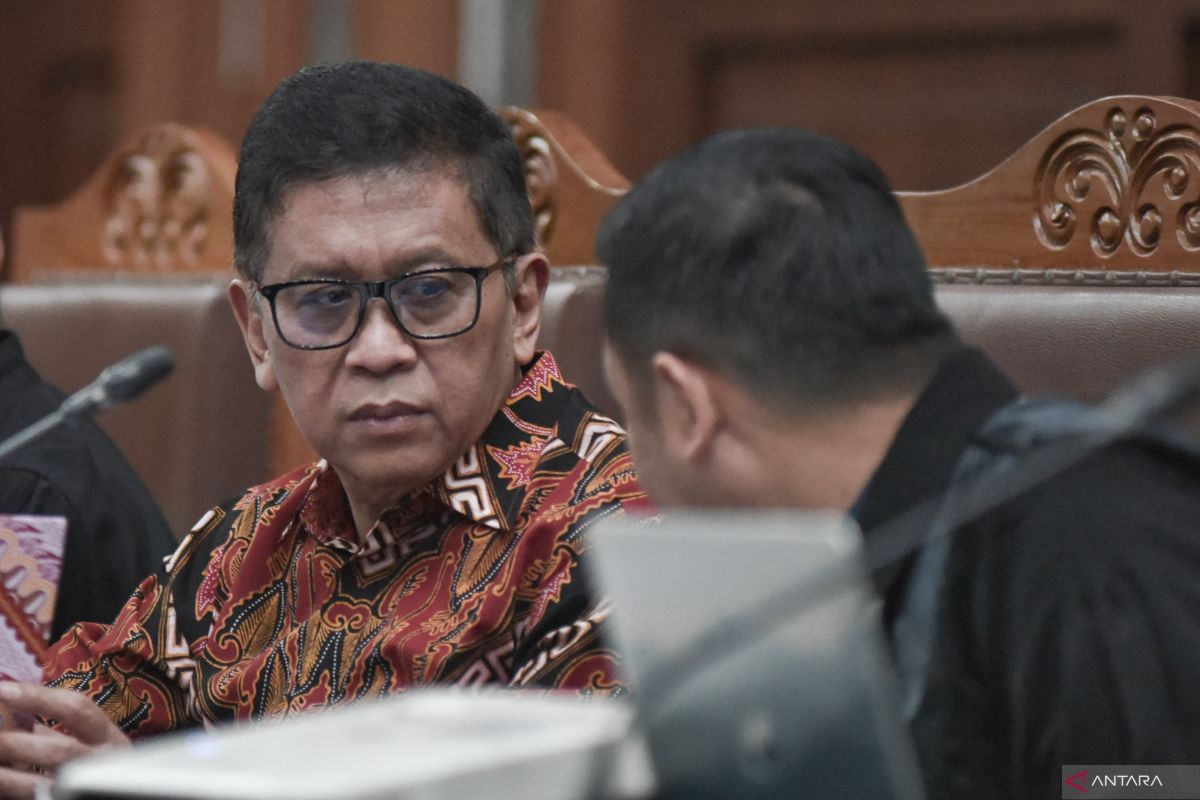 Terdakwa kasus dugaan perintangan penyidikan kasus korupsi Harun Masiku, Hasto Kristiyanto (kiri) berbincang dengan kuasa hukum saat sidang lanjutan di Pengadilan Tipikor