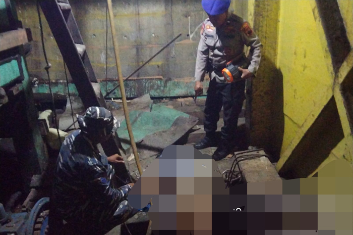 TERGELETAK: Polisi menyelidiki warga Juwana yang meninggal di dek kapal belum lama ini.