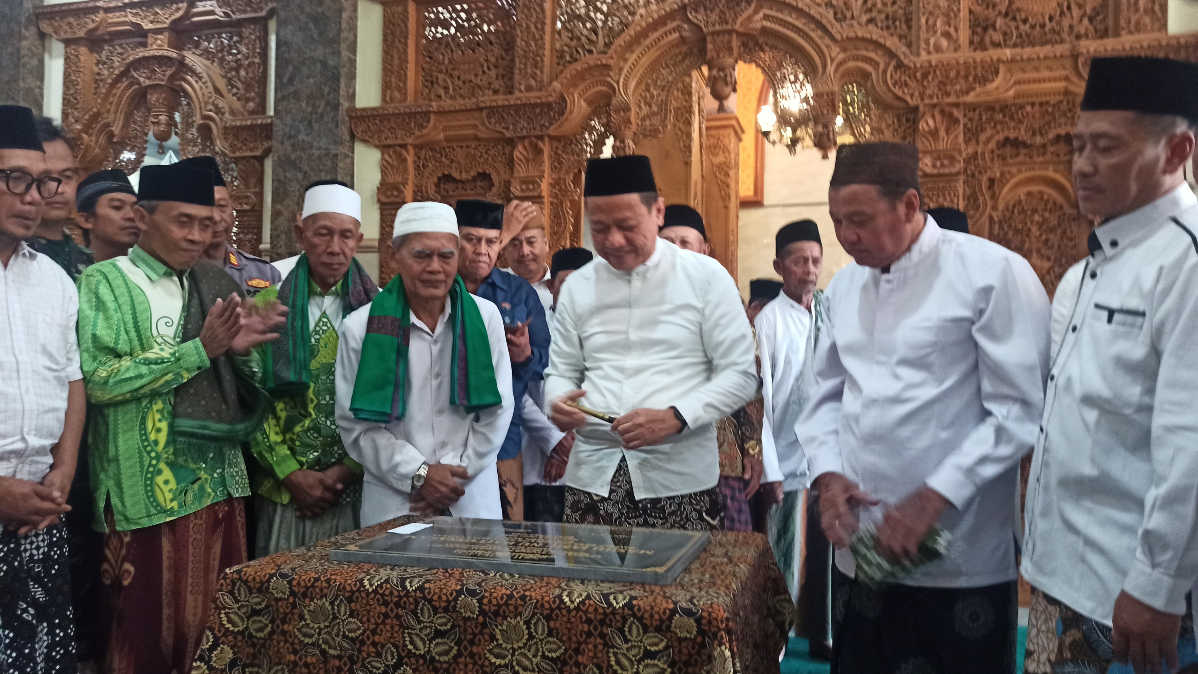 PERESMIAN: Bupati Kudus, Sam&rsquo;ani Intakoris menandatangani batu prasasti peresmian Masjid Jami&rsquo; NU Baitussalam, hari ini. (ANDIKA TRISNA SAPUTRA/RADAR KUDUS)