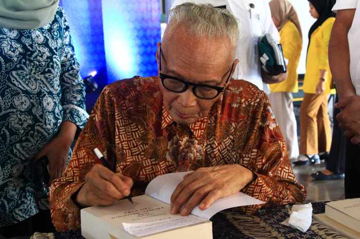KENANG-KENANGAN: Wardiman Djojonegoro menandatangani sampul buku Trilogi Kartini sebagai kenang-kenangan kemarin.