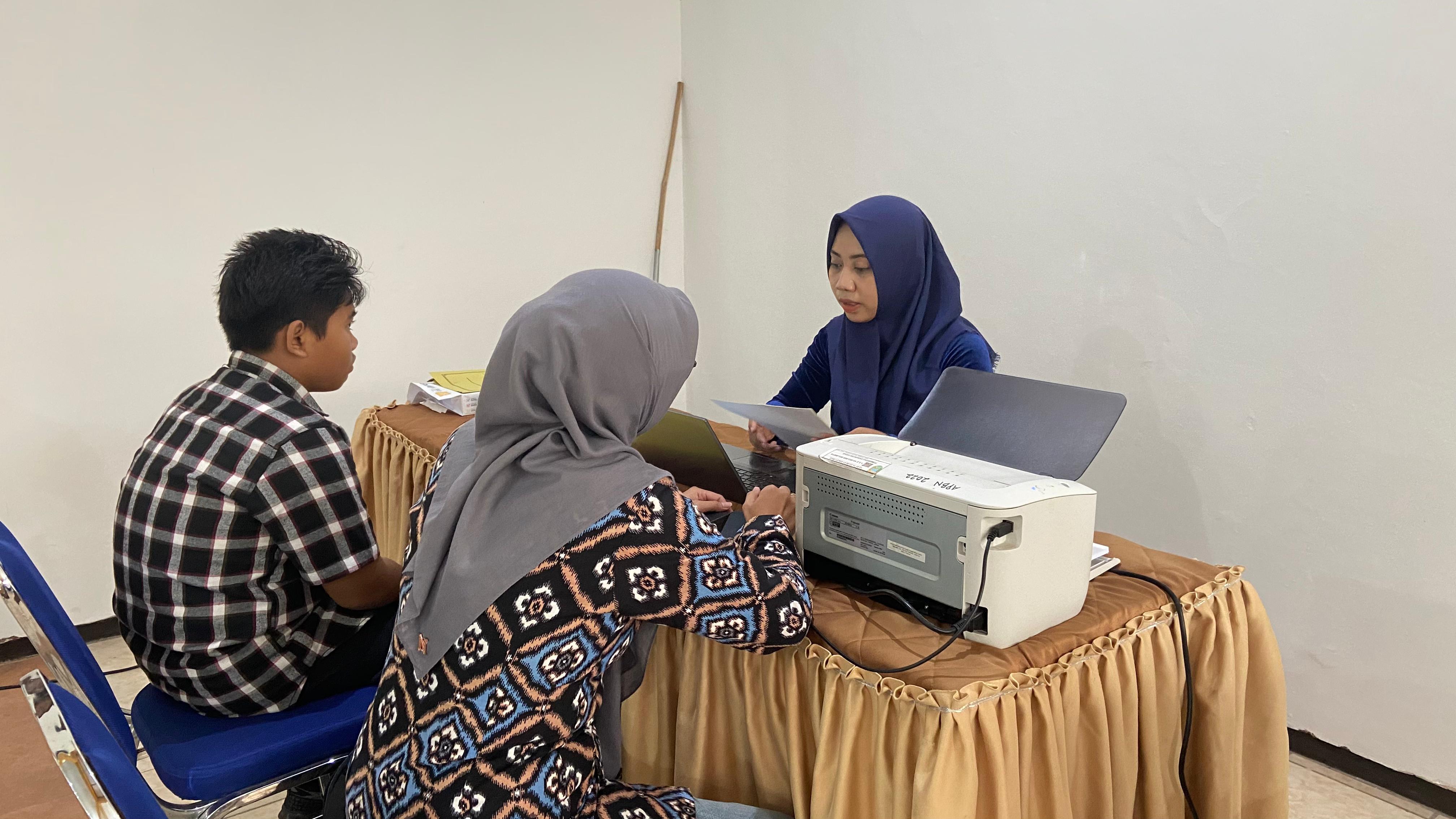 DAFTAR SEKOLAH: Calon murid baru diantar orangtuanya daftar dan dilayani panitia SPMB di SMP 4 Bae baru-baru ini.