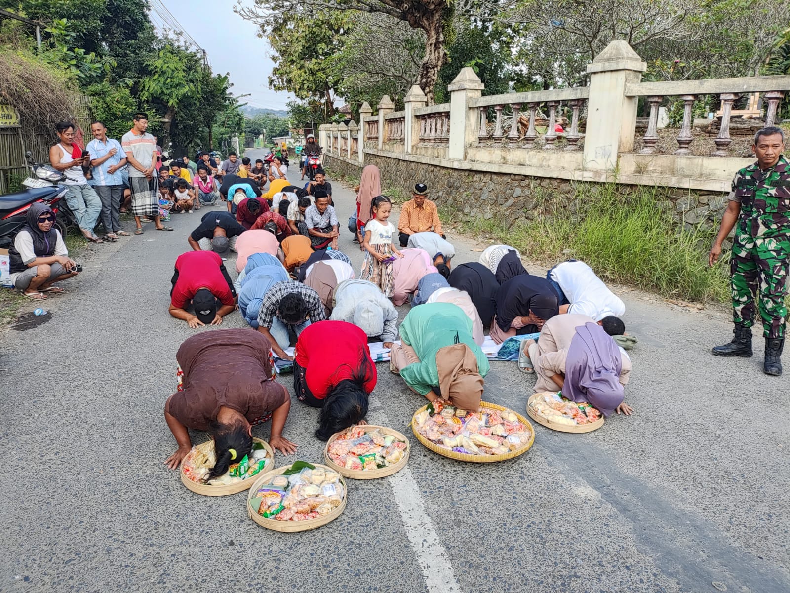 BERSYUKUR: Warga Desa Tanjungrejo melakukan sujud syukur usai galian c ditutup.