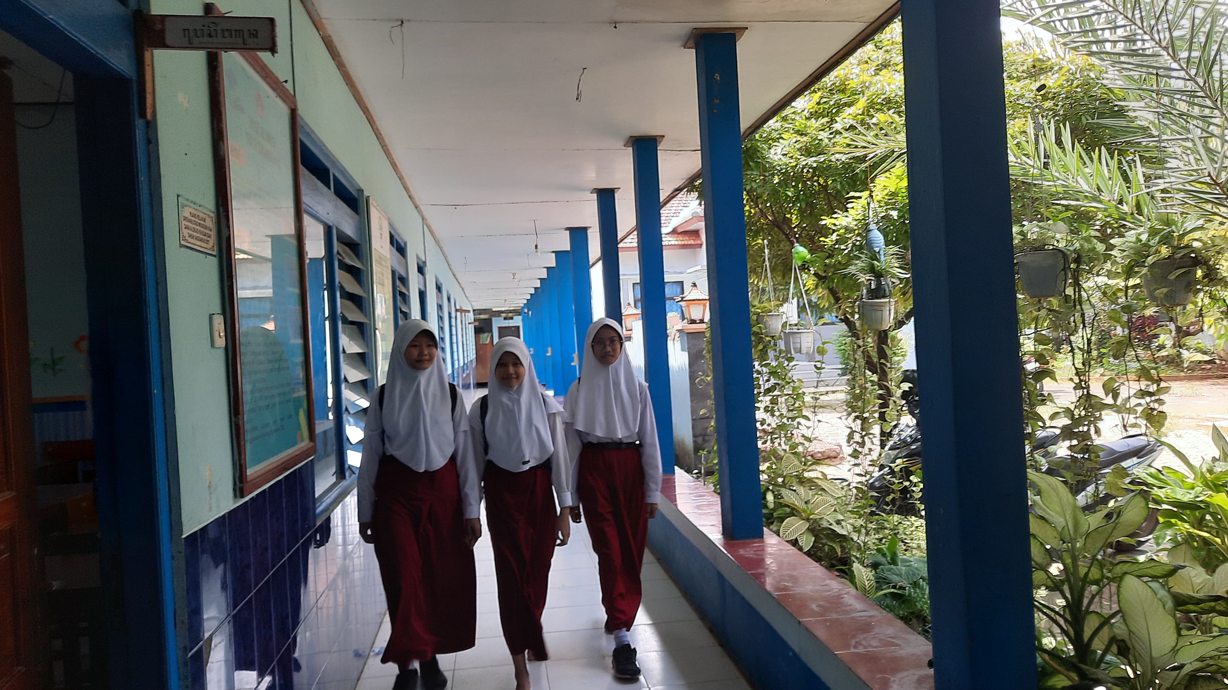 BERJALAN: Tiga siswa SD negeri  di Kudus jalan bareng usai belajar di kelas.