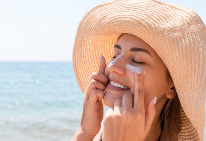 Ilustrasi orang memakai sunscreen