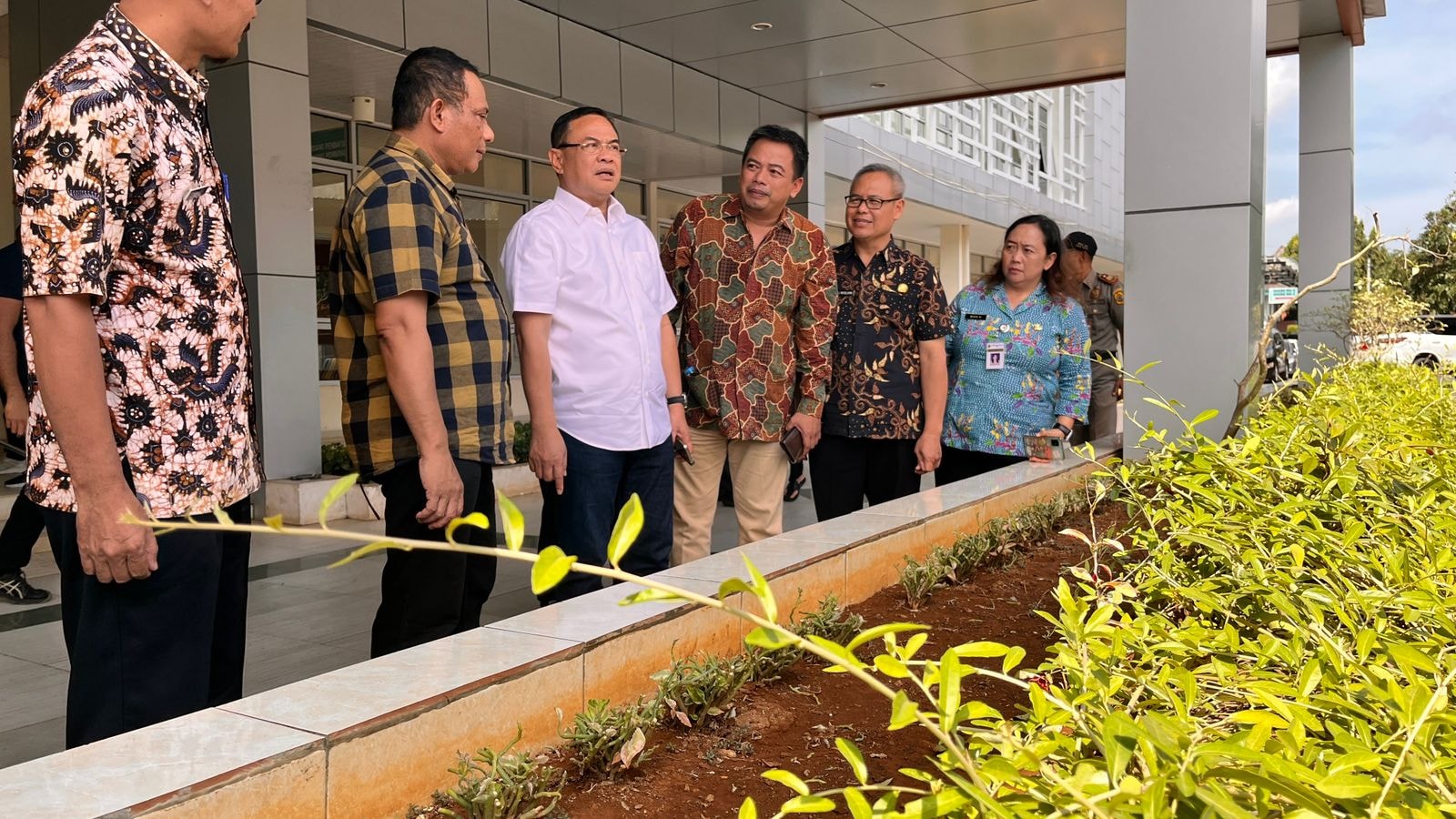 Bupati Pati Sudewo meninjau RSUD Soewondo Jumat (27/6) pagi memastikan perbaikan berjalan dengan baik. (ACHMAD ULIL ALBAB/RADAR KUDUS)