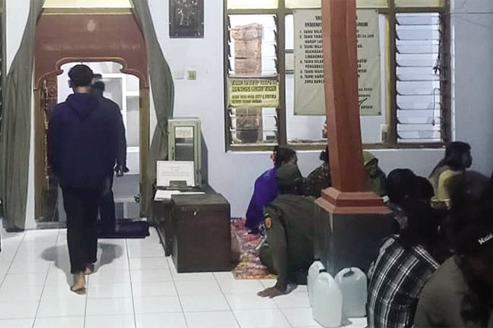 NGALAP BERKAH: Sejumlah peziarah terlihat sedang menunggu waktu untuk ritual di petilasan Eyang Sakri di Desa Rahtawu, Gebog, Kudus, tadi malam.