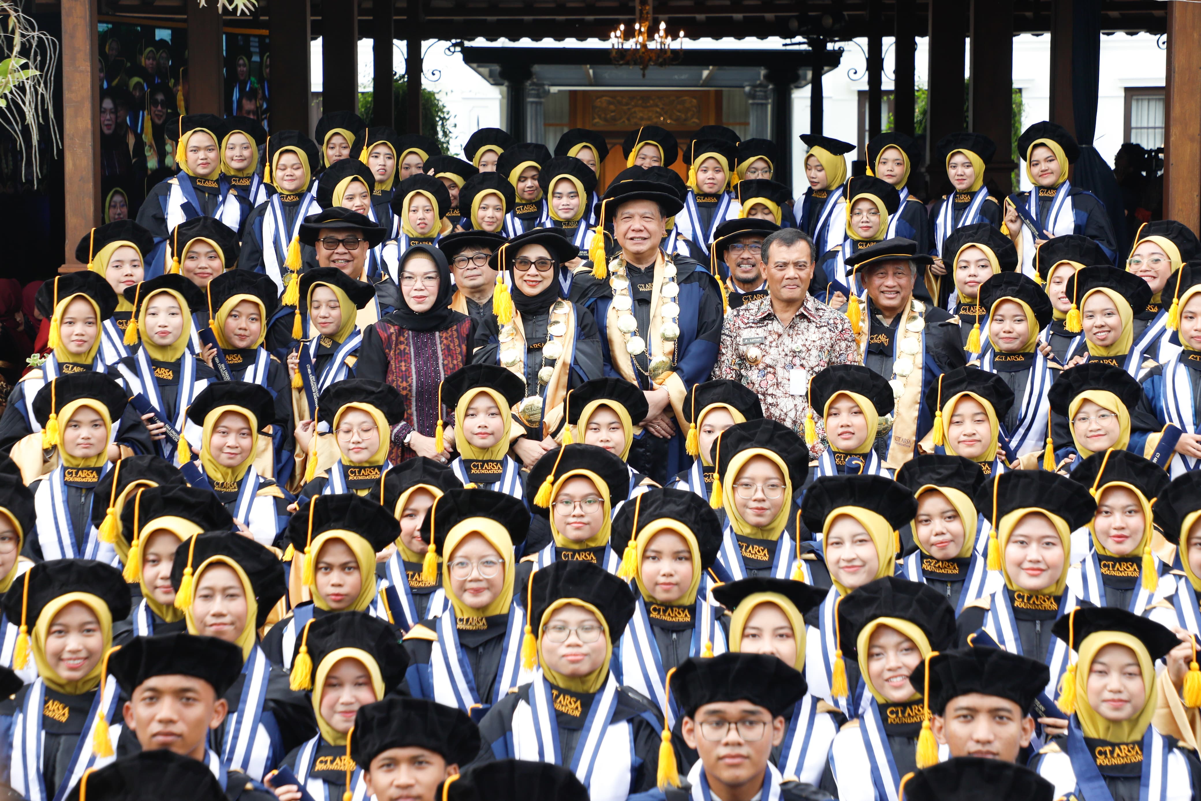 Ahmad Luthfi hadir di pelepasan angkatan V Sekolah Unggulan CT Arsa Foundation Sukoharjo pada Sabtu, 28 Juni 2025.