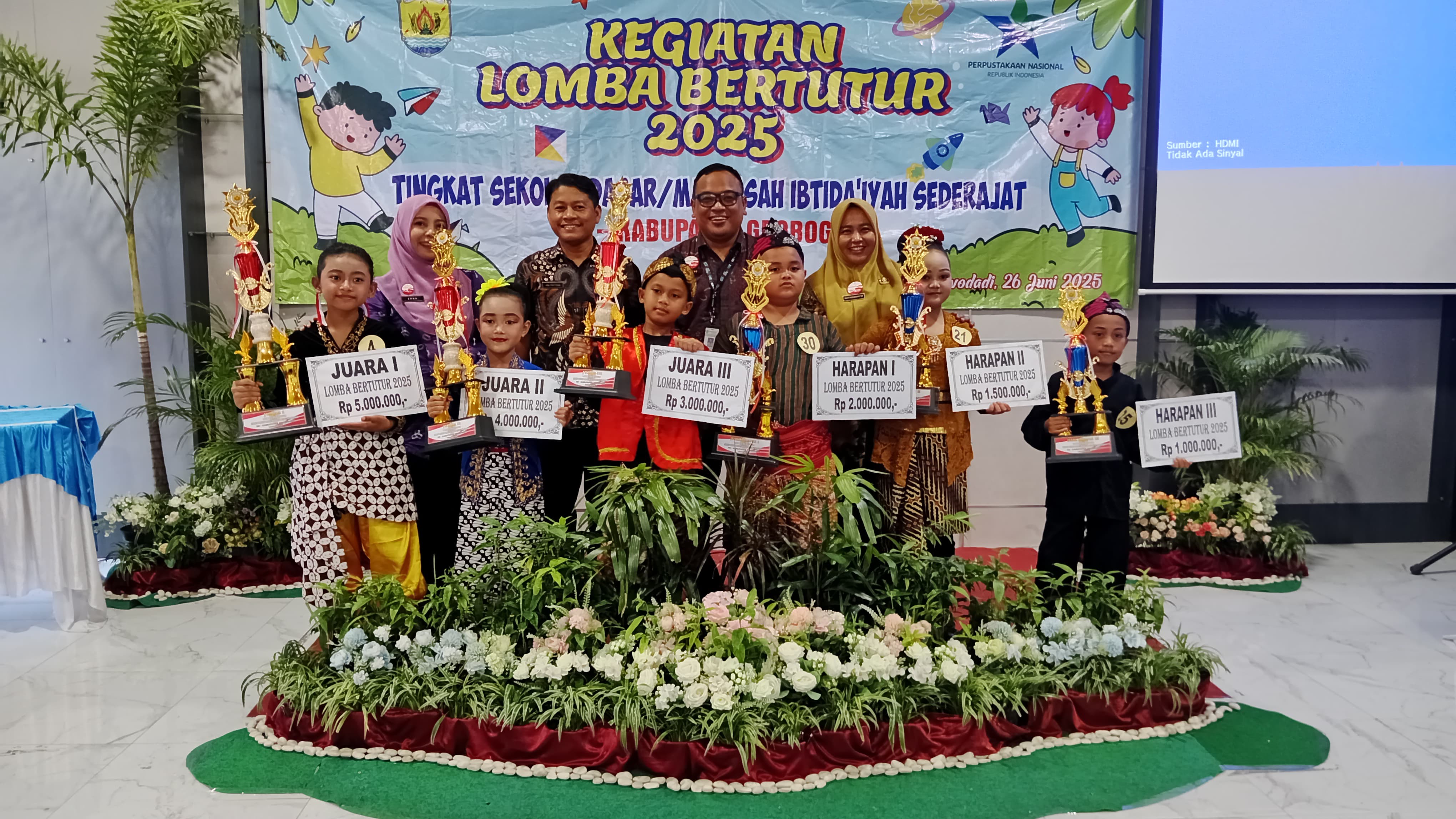 JUARA: Sejumlah anak yang mendapatkan juara dalam Lomba Bertutur Dinarpusda Grobogan kemarin.