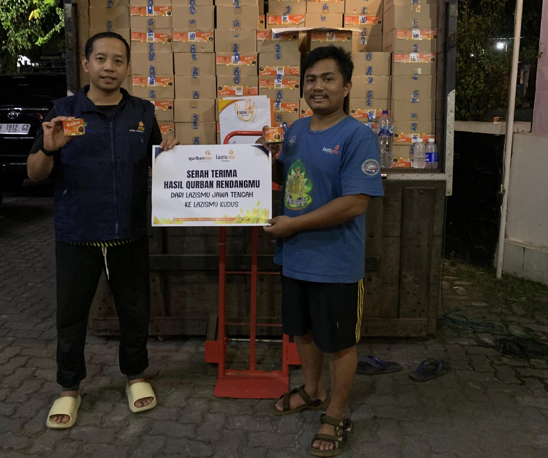 SERAH TERIMA: Lazismu Kudus telah menerima hasil olahan RendangMu yang siap didistribusikan, belum lama ini. (LAZISMU KUDUS UNTUK RADAR KUDUS)