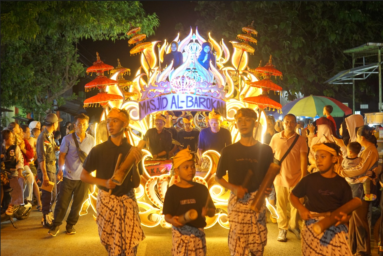 Salah satu peserta tampil dalam pawai obor dengan tema &ldquo;Sambut Tahun Baru 1 Muharram 1447 H dengan Semangat Hijrah menuju keberkahan&rdquo;.