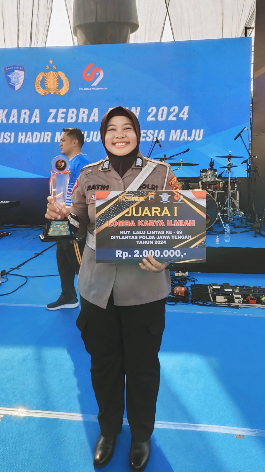 PROGRESIF: Bripka Ratih Candra Ayu saat menerima penghargaan sebagai juara 1 lomba karya tulis ilmiah.
