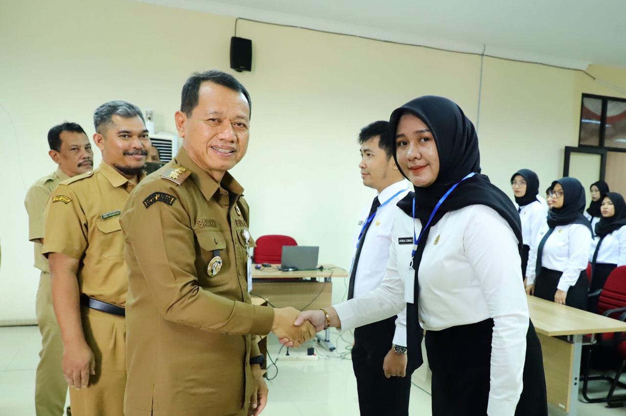 MEMBERIKAN SELAMAT: Bupati Kudus Sam&rsquo;ani Intakoris bersalaman dengan CPNS yang akan mengikuti Latsar usai membuka acara di Aula Lantai III Gedung C Setda Kudus kemarin.