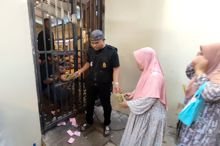 MULAI DIBUKA: Warga antre nasi Jangkrik saat puncak rangkaian Buka Luwur Makam Sunan Kudus beberapa waktu lalu.