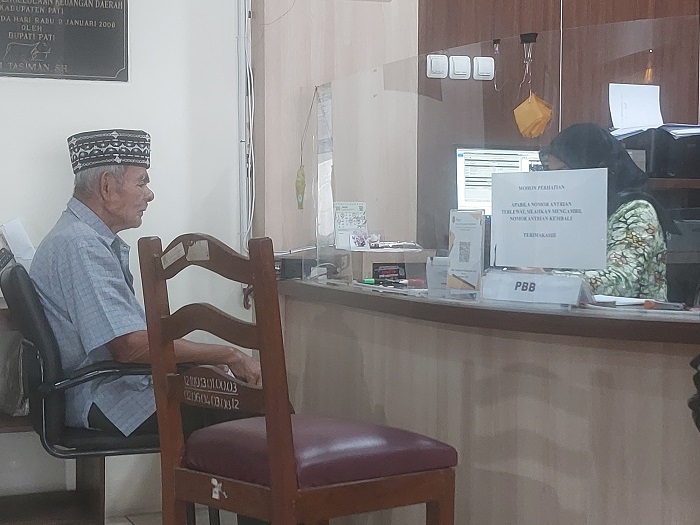 TETAP TAAT: Warga Pati mengurus biaya PBB-P2 di loket BPKAD pada Kamis (26/6).