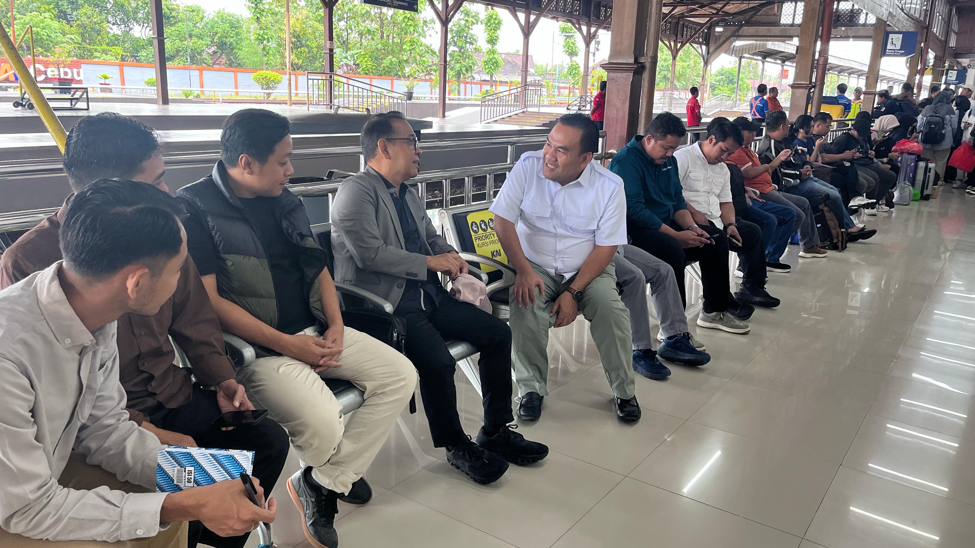 DIALOG: Bupati Blora Arief Rohman berdiskusi membahas Kawasan Cepu Raya bersama Menteri Koordinator Bidang Pembangunan Manusia dan Kebudayaan Republik Indonesia Pratikno di stasiun Cepu.