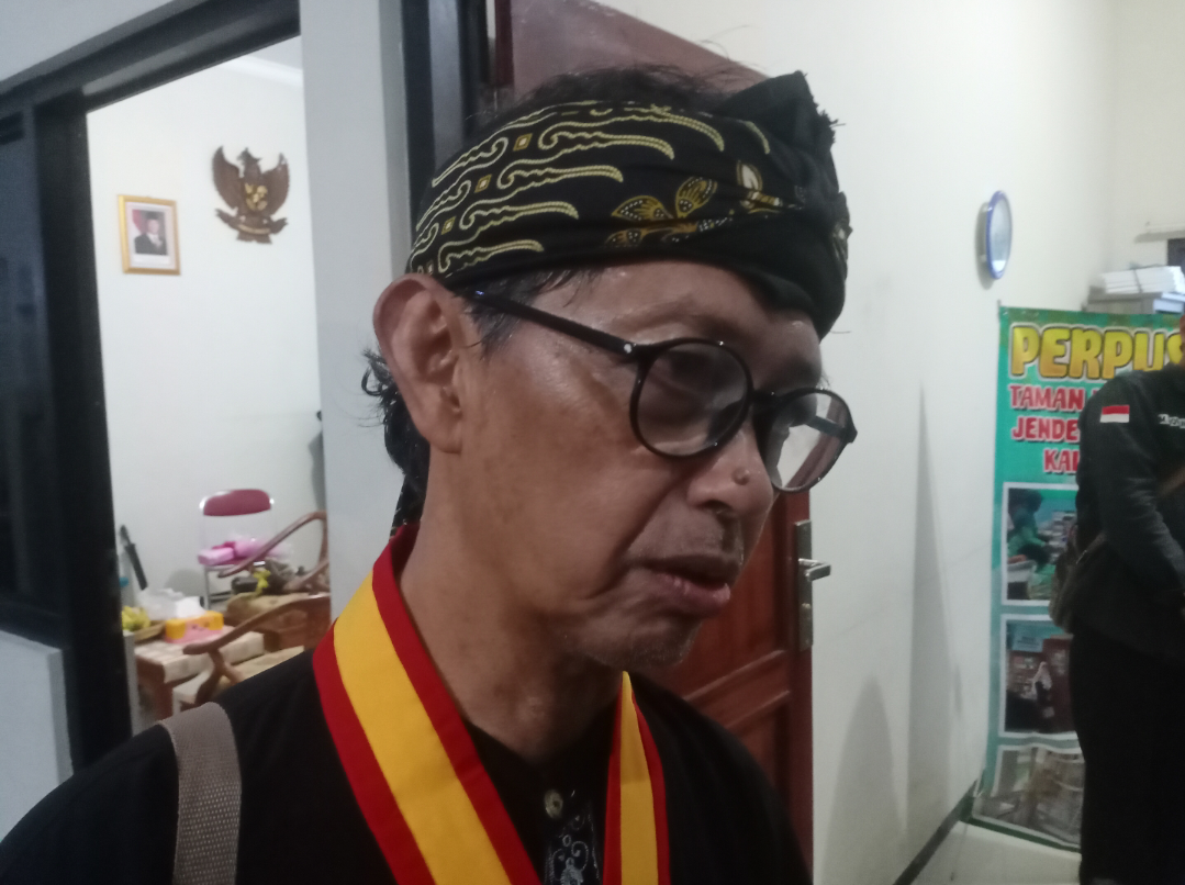 FOTO: Ketua Yayasan Pesarean Sidomukti Kaliputu, Wahju Hadiningrat saat diwawancarai terkait Sosrokartono di usai Kirab Tebokan Jenang Kaliputu, Jumat (27/6). (ANDIKA TRISNA SAPUTRA/RADAR KUDUS)