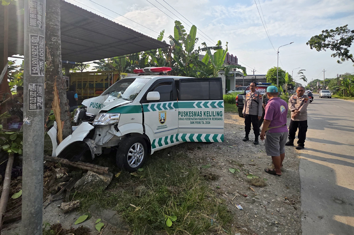 RINGSEK: Kondisi ambulance penjemput haji asal Rembang yang alami kecelakaan tunggal di Kayen, Pati, Sabtu lalu.