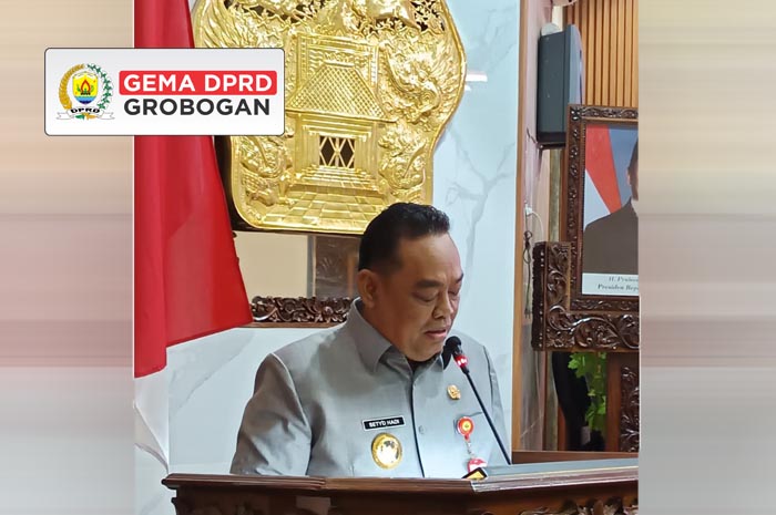 BACAKAN SAMBUTAN: Bupati Grobogan Setyo Hadi membacakan penjelasan raperda penyertaan modal BUMD tahun anggaran 2025, Senin (30/6).