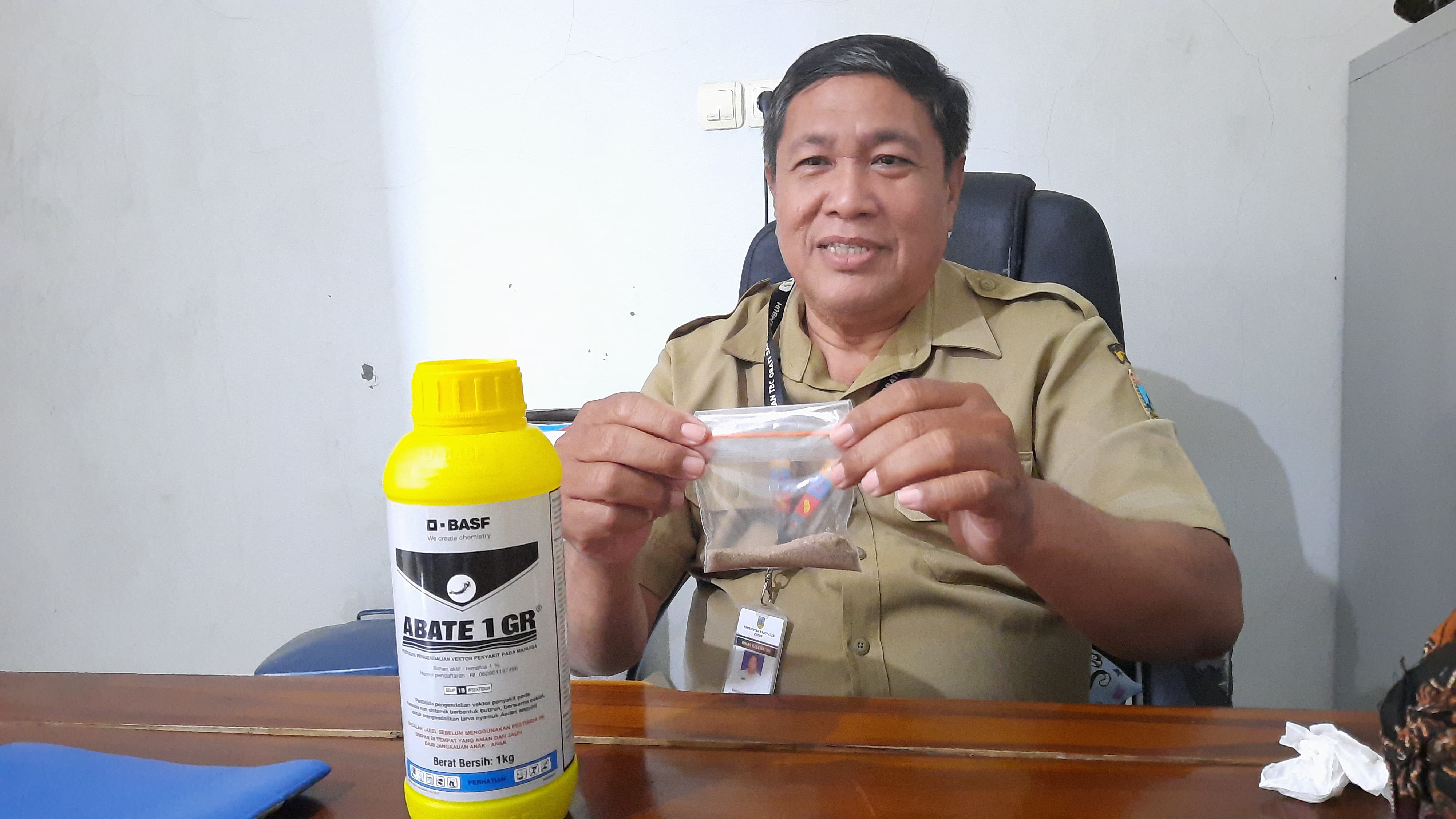STOK ABATE: Kabid Pencegahan dan Pengendalian Penyakit DKK Darsono memperlihatkan botol abate di ruang kerja baru-baru ini.