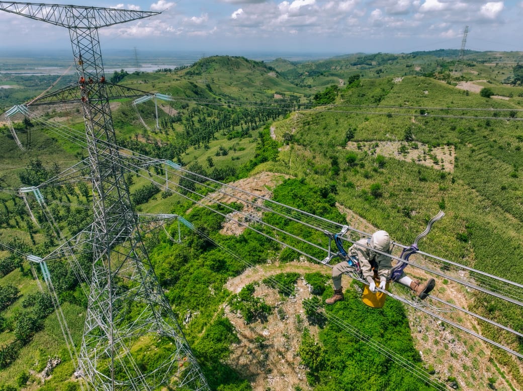 Seorang petugas PLN memperbaiki jaringan listrik