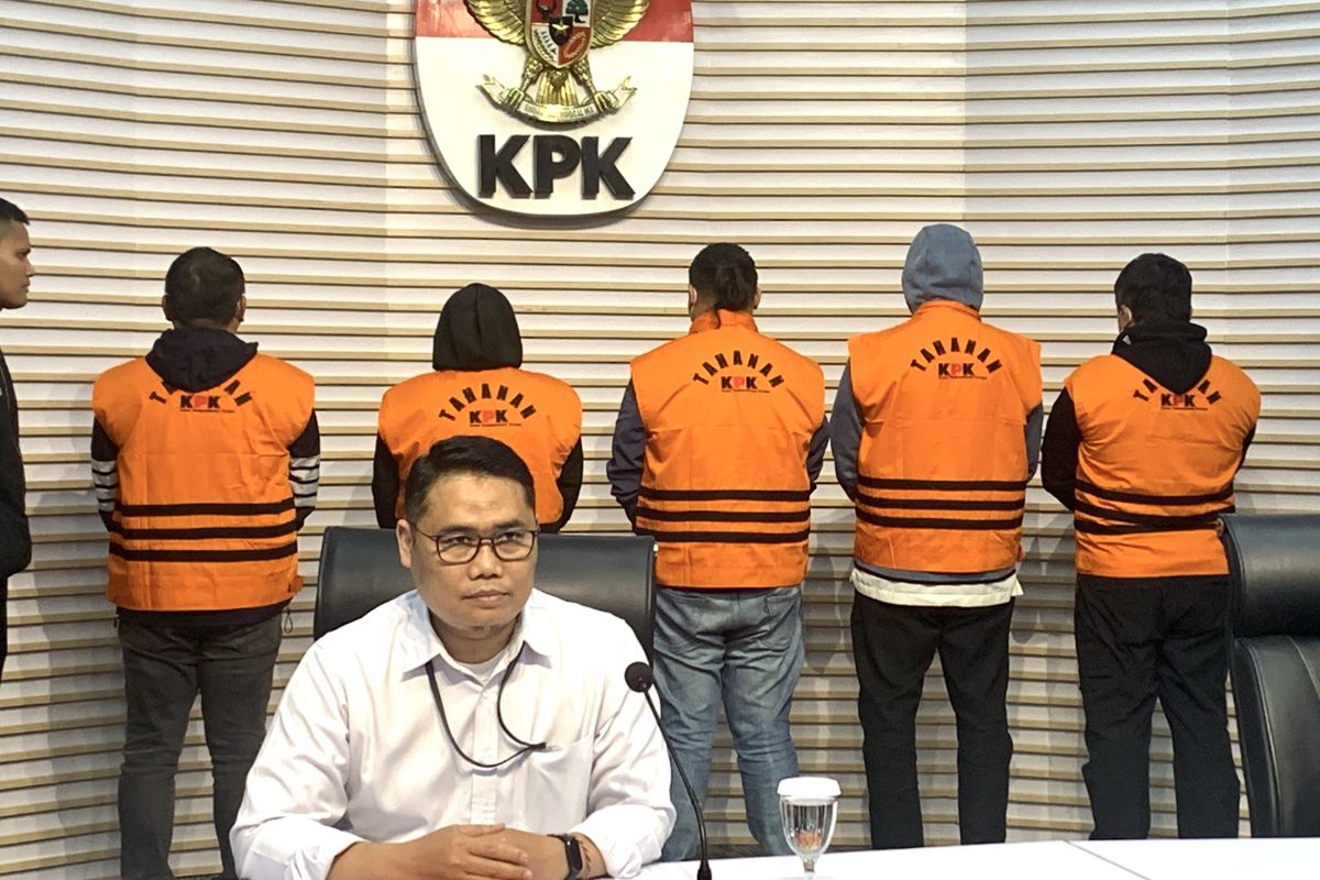 Komisi Pemberantasan Korupsi (KPK) menetapkan lima orang tersangka dalam kasus korupsi pembangunan jalan di Mandailing, Sumatera Utara (Sumut).