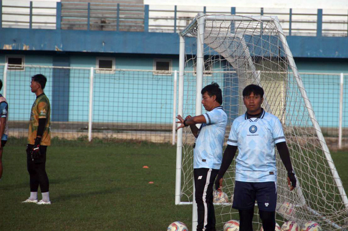 MASIH CARI RACIKAN: Pelatih Persiku Kudus Alfiat memimpin latihan di Stadion Wergu Wetan baru-baru ini.