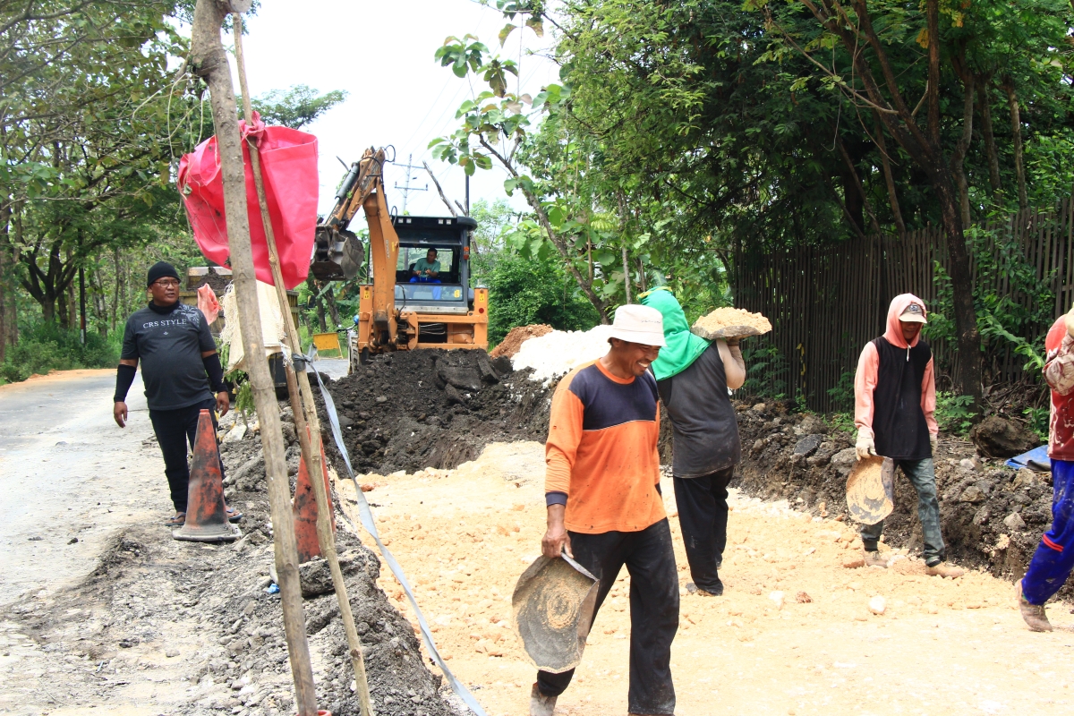 DIKERUK: Jalan PU, Sendangagung, Pamotan yang amblas dikeruk dan diganti material untuk dihaluskan dan aspal.
