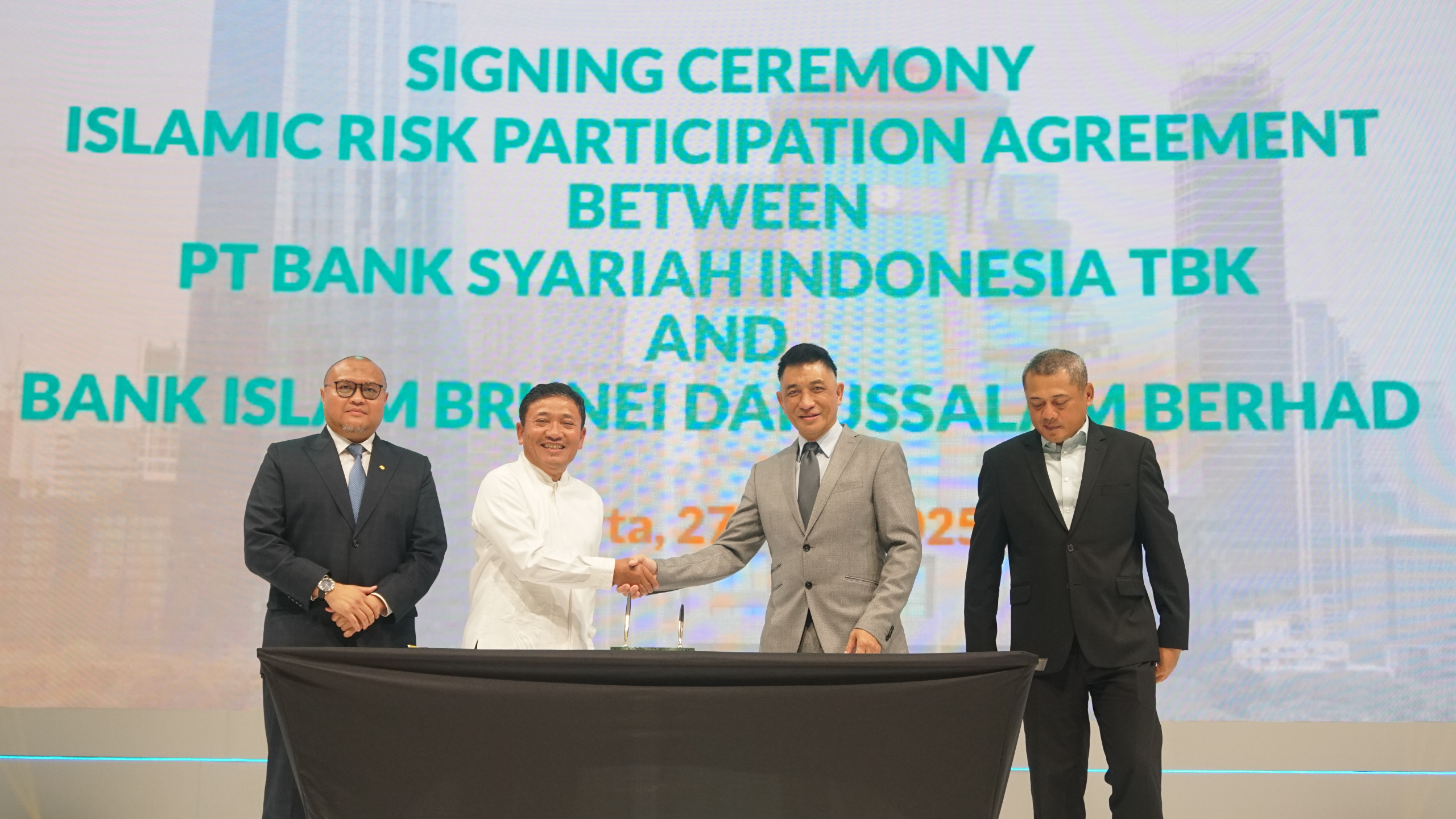 wakil direktur utama BSI Bob T Ananta dan Managing Director & Chief Executive Officer BIBD Junaidi bin Haji Masri (tiga dari kiri) menandatangani perjanjian &ldquo;Islamic Risk Participation&rdquo;