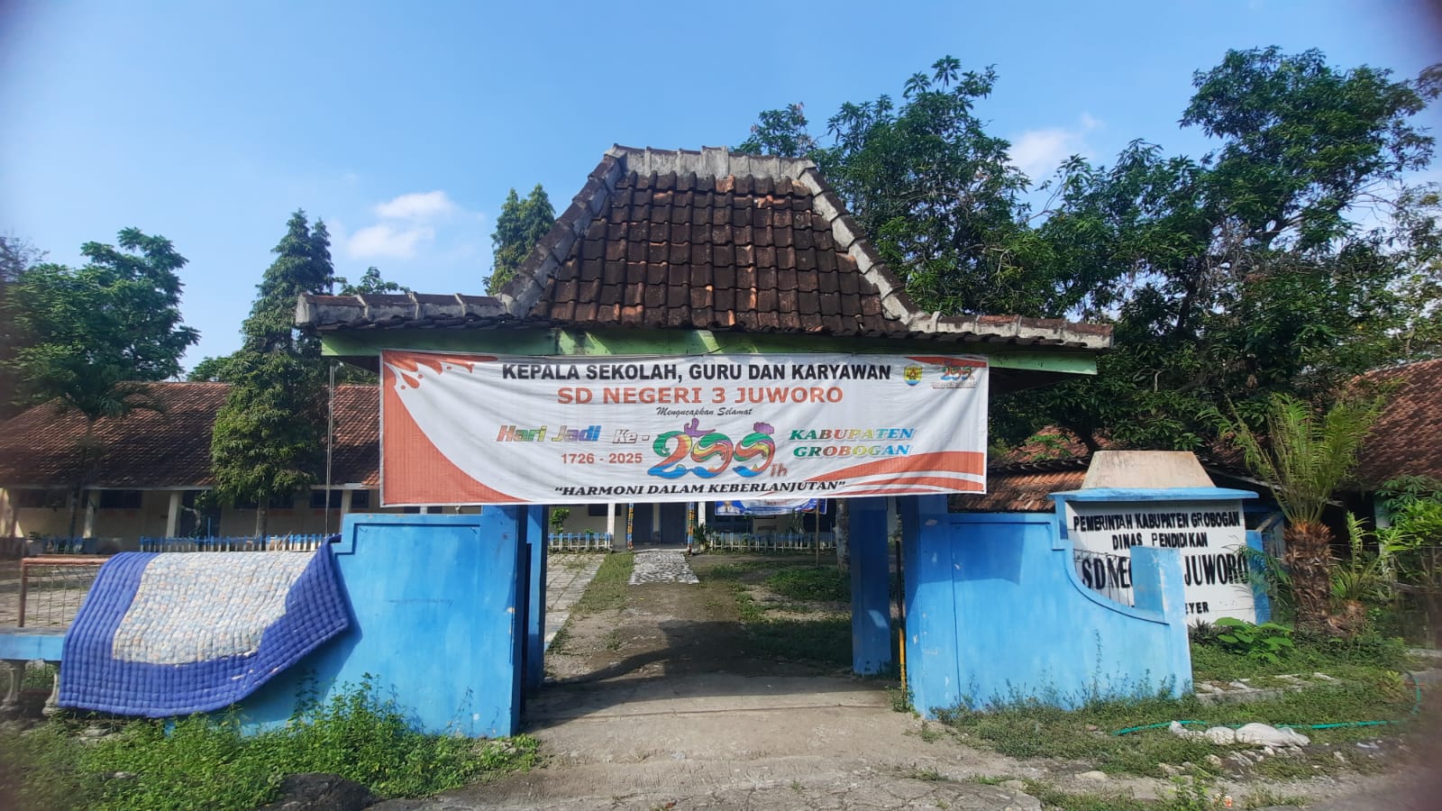 LIBUR: Kondisi bangunan SDN 3 Juworo di Desa Juworo Kecamatan Geyer yang hanya mendapatkan satu siswa.