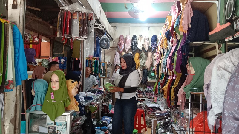 AKTIFITAS : Pedagang sedang melayani pembeli di Pasar Rembang.