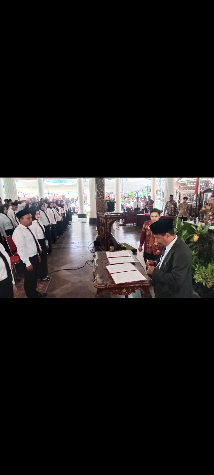 Bupati Rembang Harno mengangkat PPPK di Pendapa Museum RA Kartini Selasa (1/7).