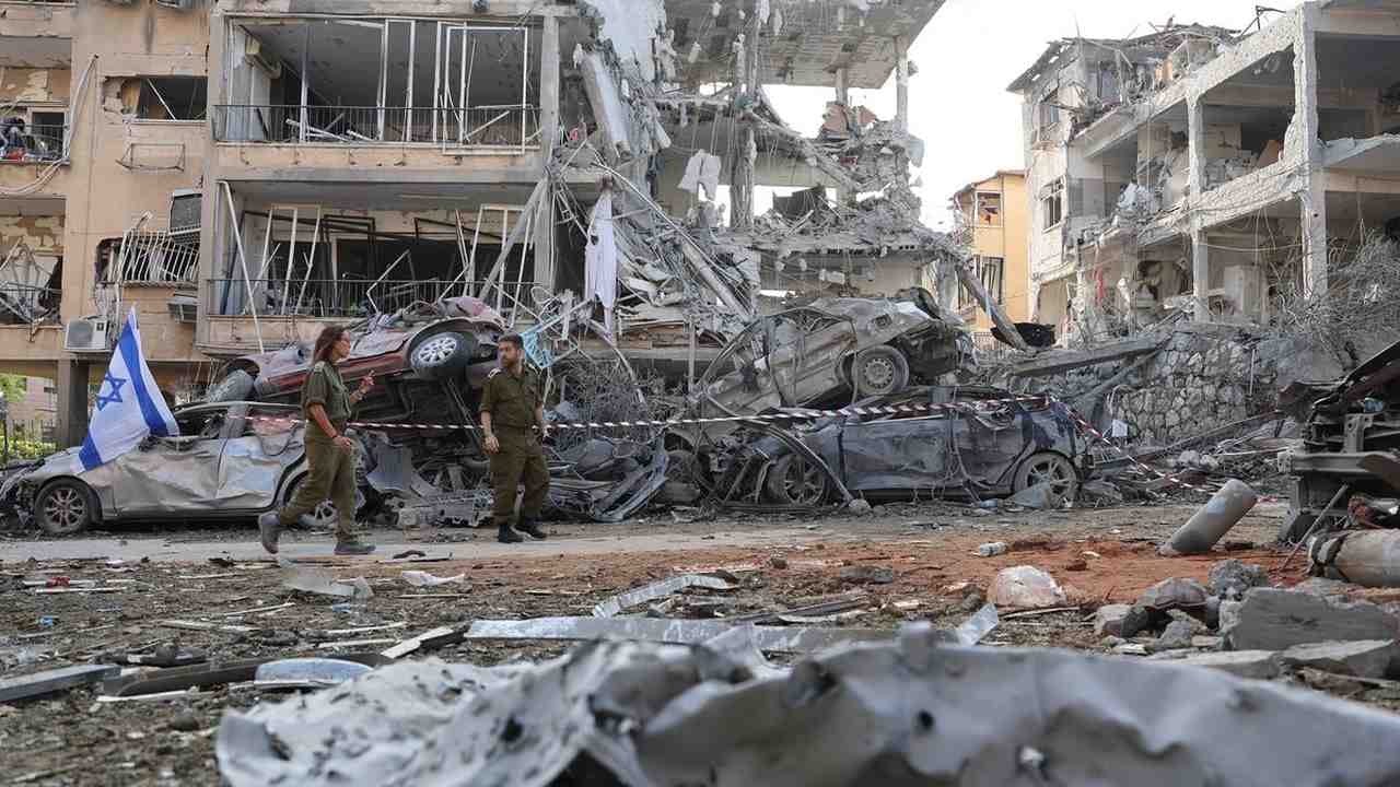 Kota Bat Yam di Israel tampak seperti Gaza karena serangan rudal Iran.