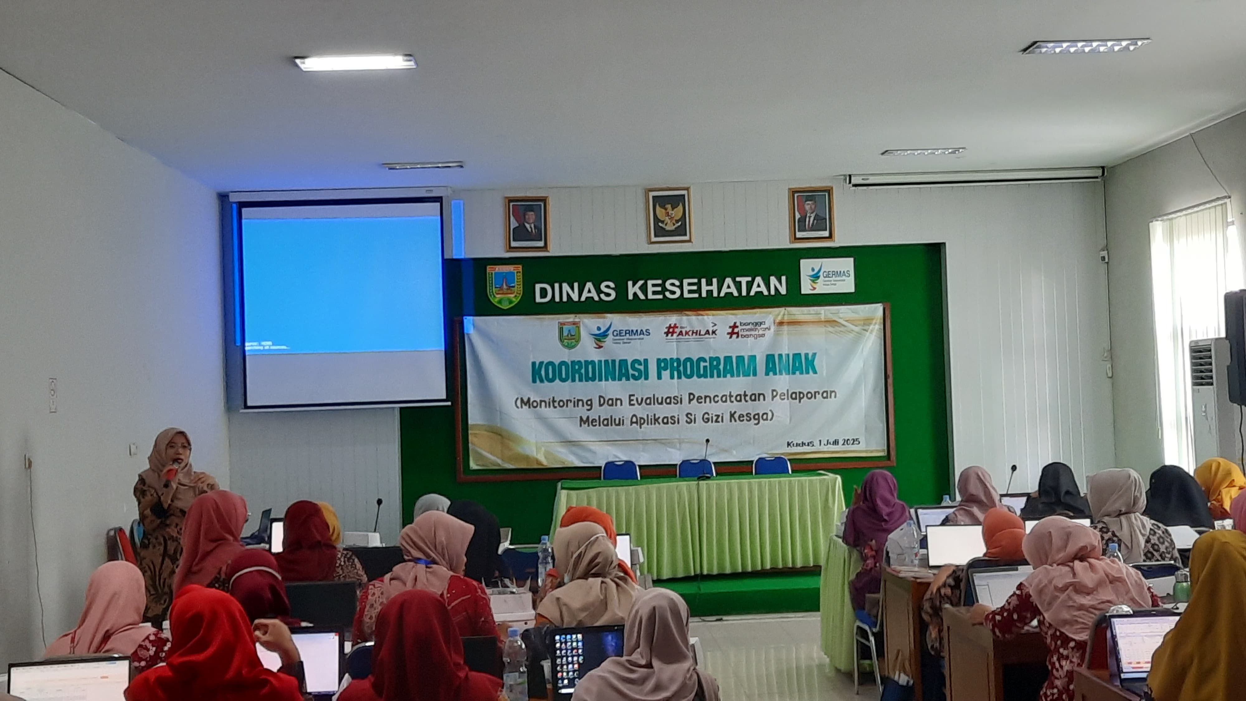 SOSIALISASI: DKK memberikan materi pada tim kesehatan dari Puskemas terkait pemenuhan gizi anak dan pemeriksaan ibu hamil.