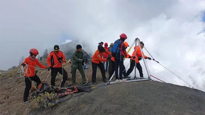 Proses evakuasi Juliana Marins, turis Brasil yang jatuh di gunung Rinjani