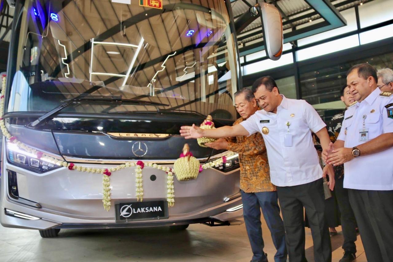 Bus dari Karoseri Laksana yang akan di ekspor ke Sri Lanka