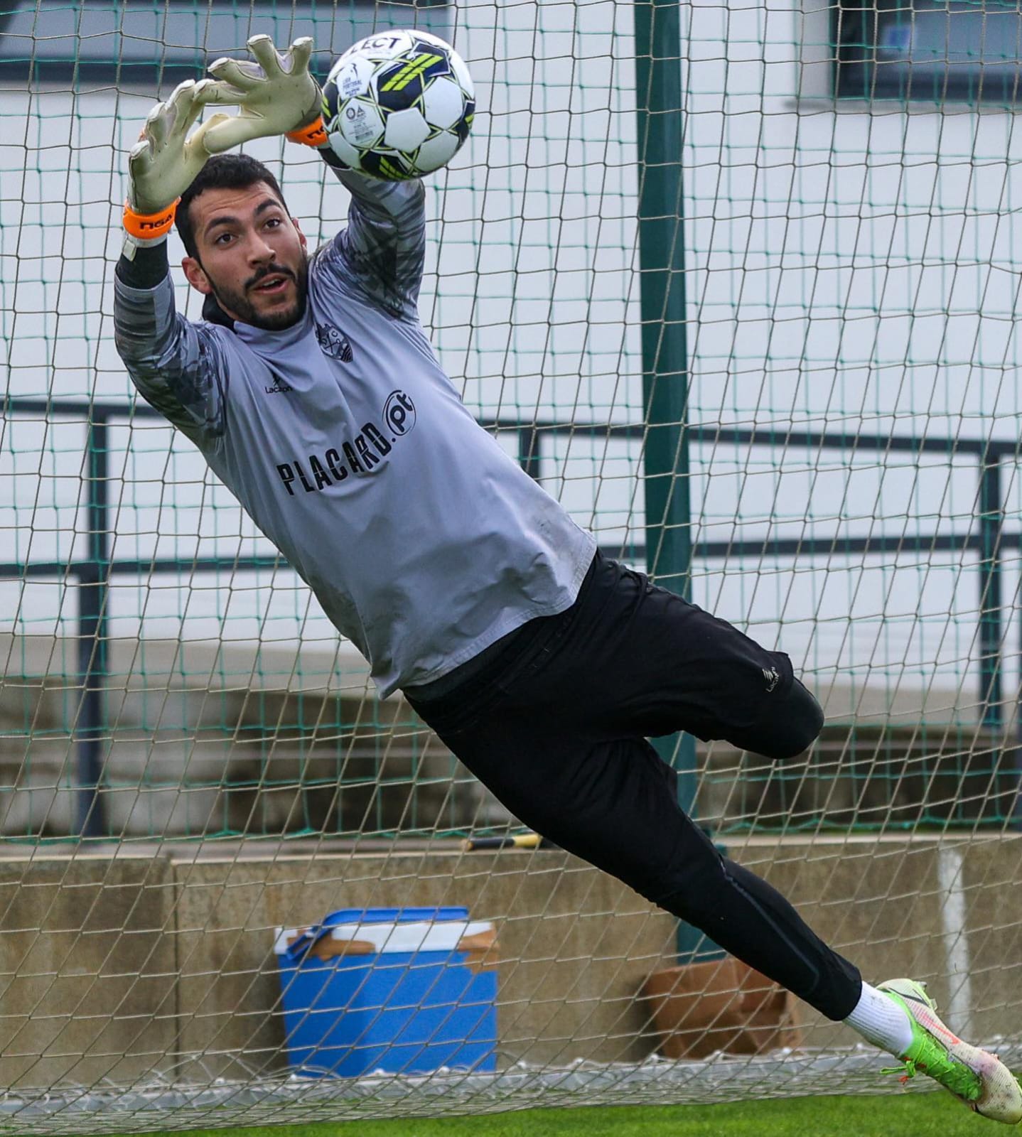 PERTAHANKAN: Rodrigo Moura dikenal sebagai kiper yang taktis membaca gerakan bola tembakan dari lawan.