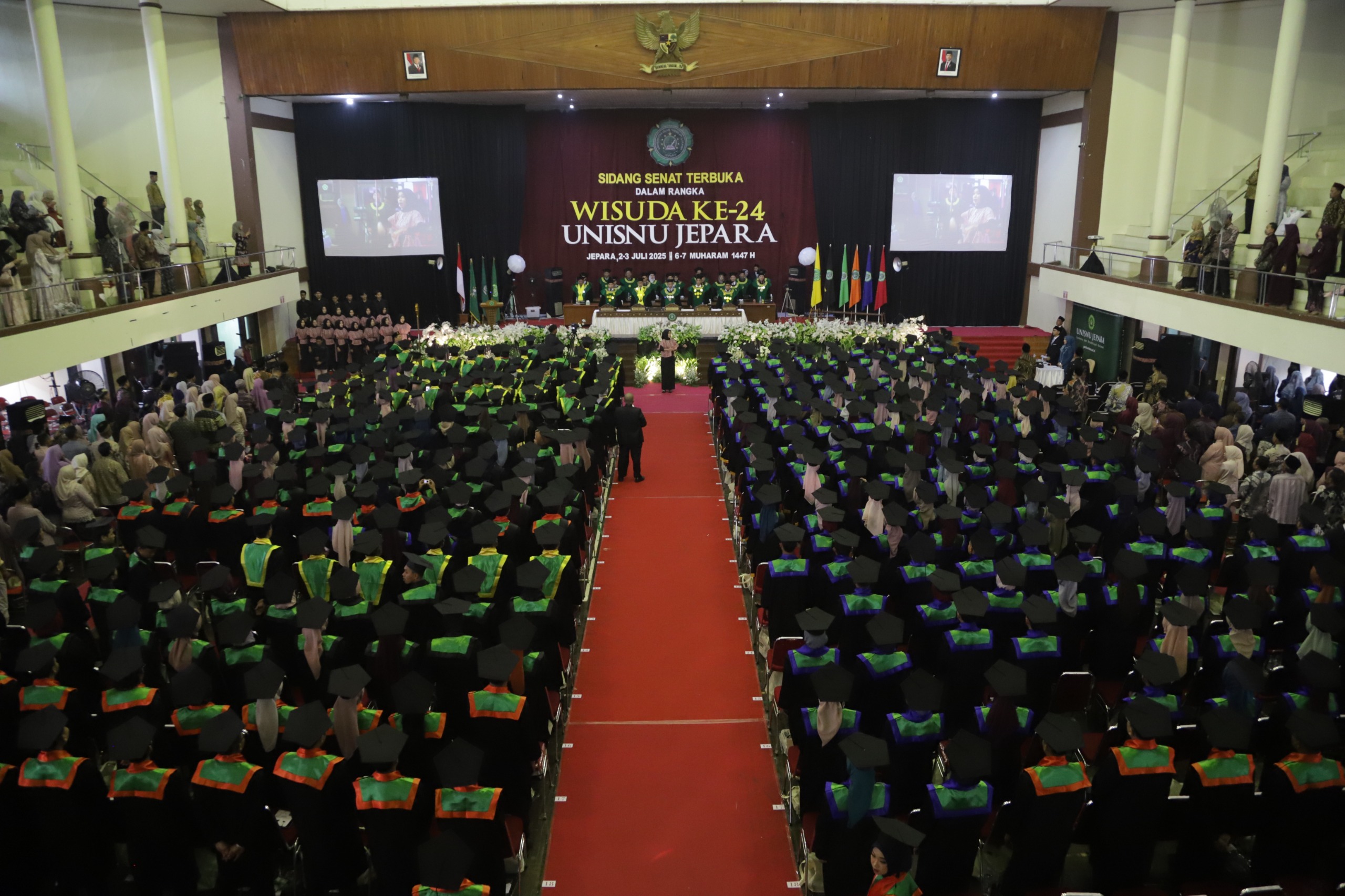 LULUS: Ratusan mahasiswa Unisnu Jepara mengikuti prosesi wisuda sesi I di Gedung Wanita Jepara kemarin.