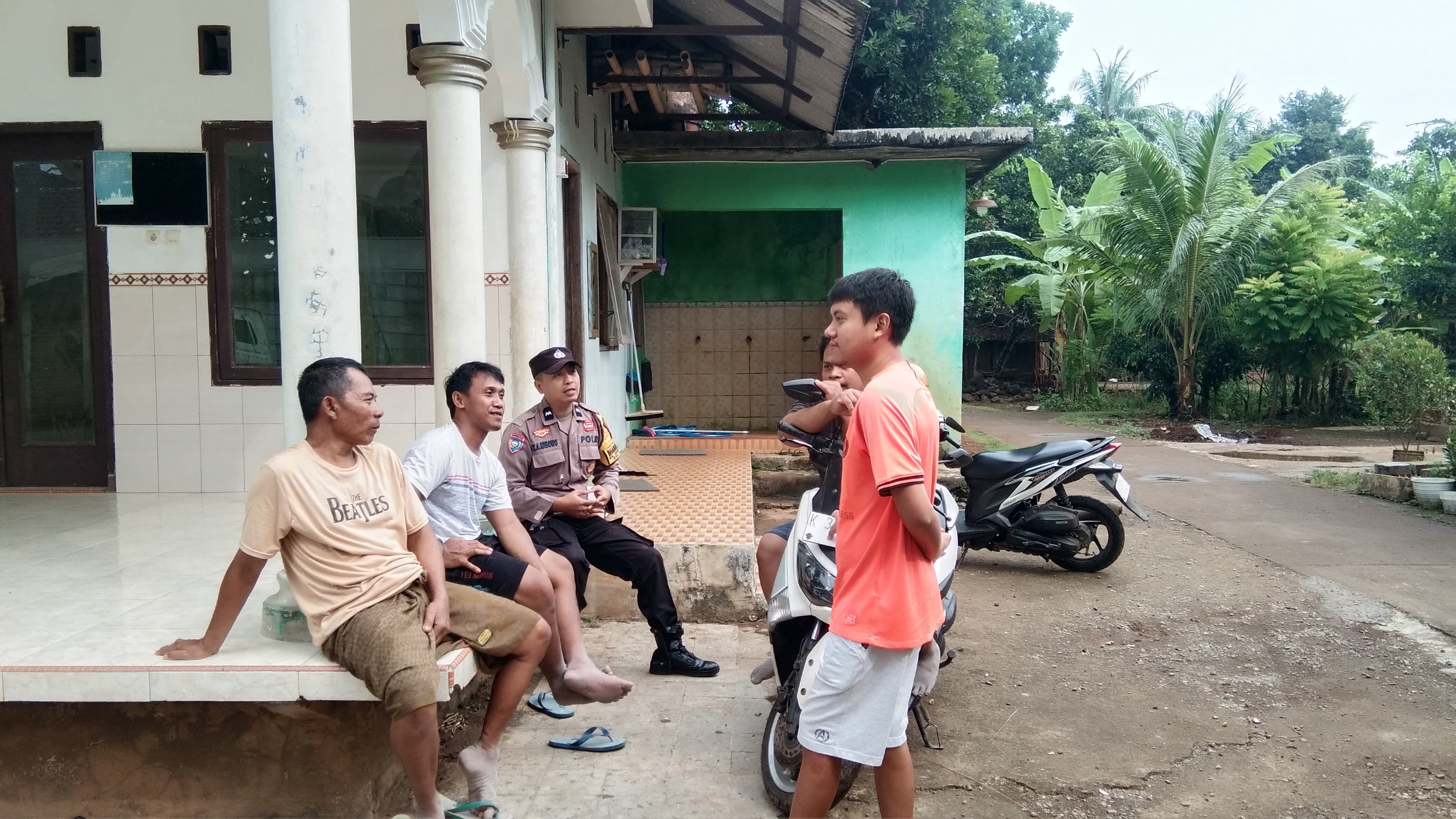 Bripka Yulia Adhi Wibowo senantiasa aktif melaksanakan sambang ke desa binaannya. Ia merupakan anggota&nbsp;Bhabinkamtibmas&nbsp;yang bertugas Polsek Pakis Aji, Polres Jepara, Polda Jawa Tengah.&nbsp;