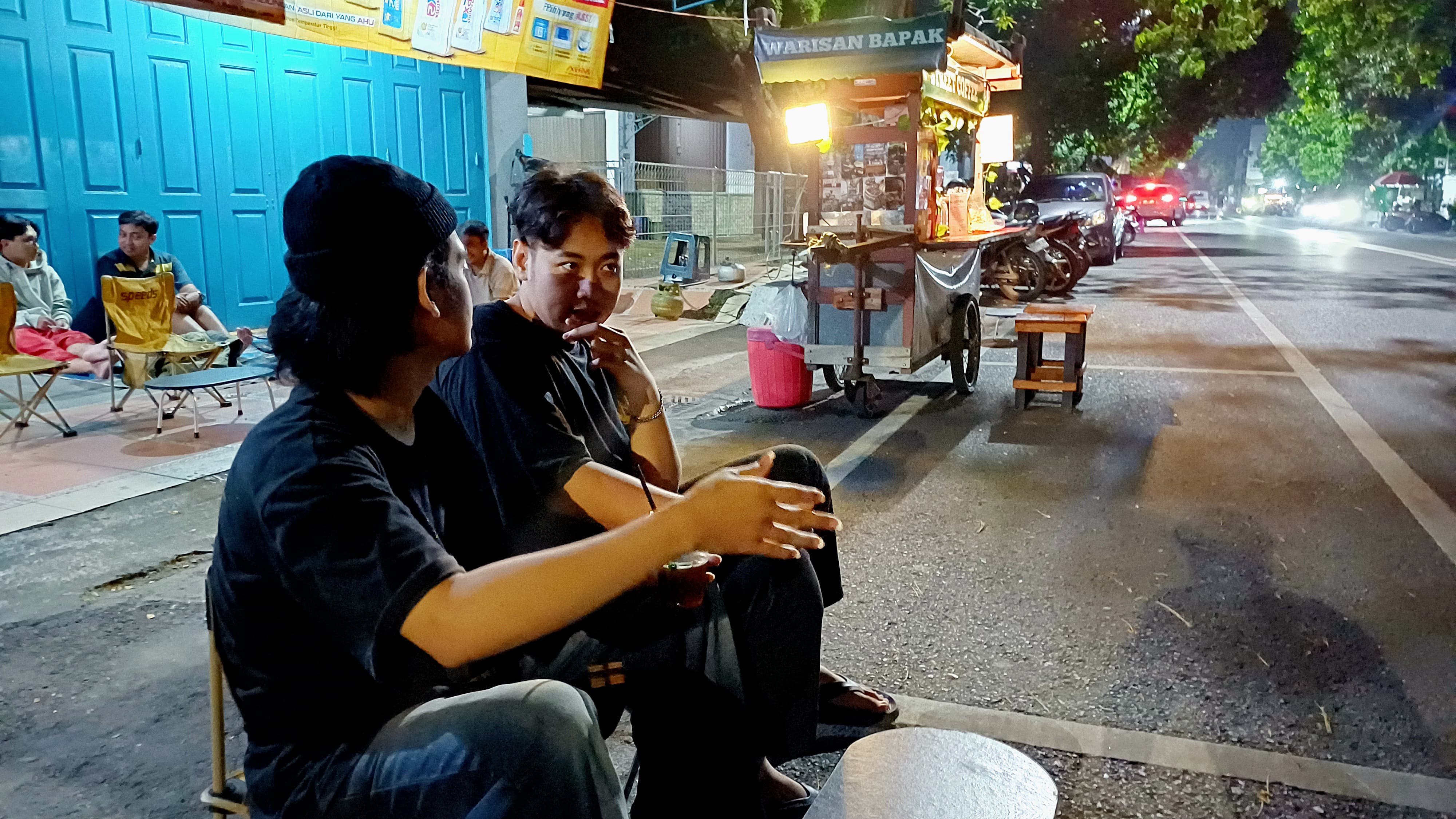 Street kopi: suasana malam ramai pengunjung di kopi Warisan Bapak, kawasan Jl. Sudirman, sebelah barat pasar kliwon (Dimas Labib/RADAR KUDUS)