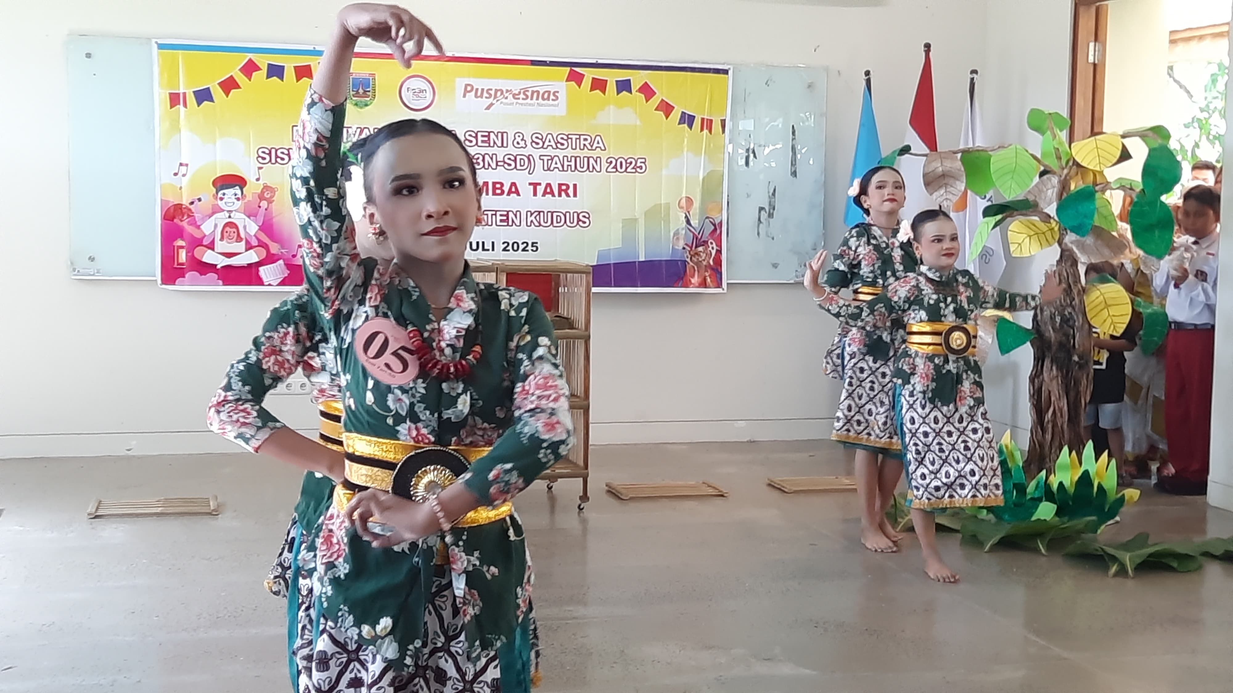 UNJUK KEBOLEHAN: Peserta FLS3N tingkat SD performance tari bercerita di hadapan dewan juri.